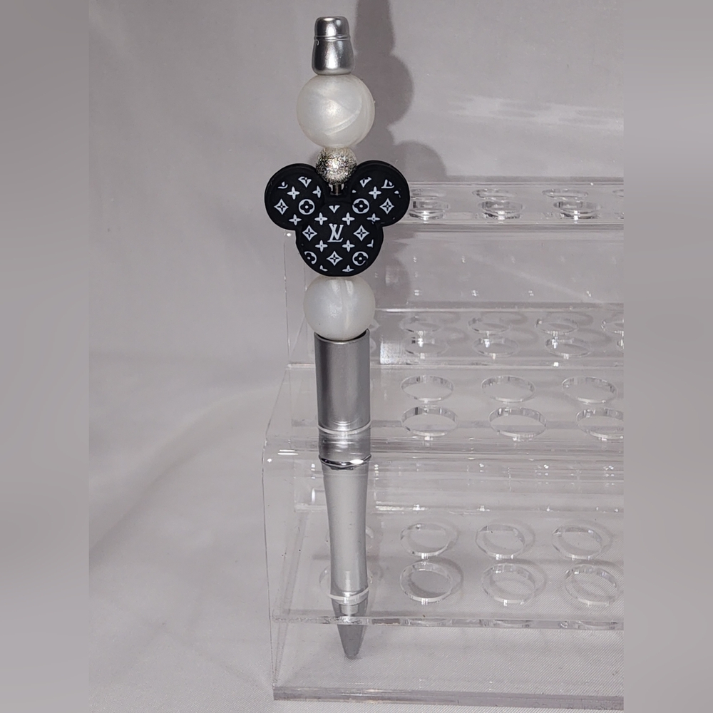 Fashion Mickey Mouse Louis Vuitton Beaded Pen
Black & white
Handmade